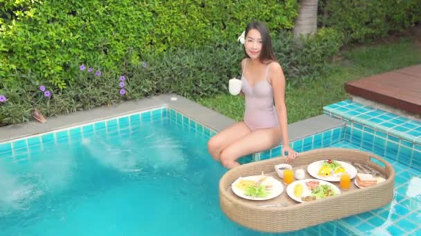 ホテルのプールでリラックスした美しいアジアの女性の映像 — ストック動画