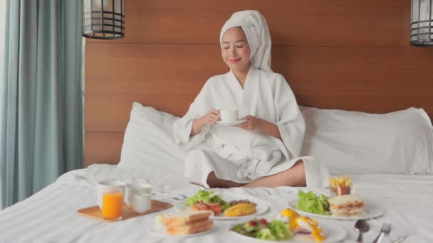 Bilder Ung Asiatisk Kvinna Sängen Med Frukost Sovrummets Inredning — Stockvideo