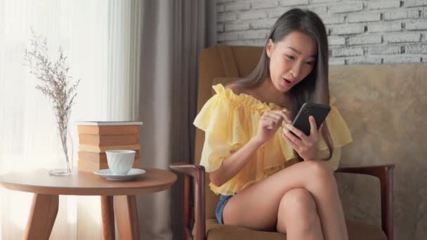 Zdjęcia Pięknej Azjatyckiej Kobiety Pomocą Smartfona Domu — Wideo stockowe