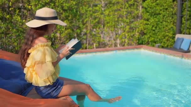 Material Archivo Hermosa Mujer Asiática Relajarse Piscina Hotel — Vídeos de Stock