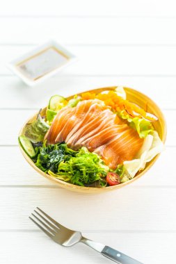 Deniz yosunu ve diğer vegeta et sashimi ham taze somon balık