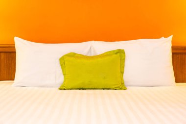 Yatak dekorasyonunda beyaz rahat yastık.