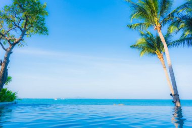 Oteldeki yüzme havuzunun güzel manzarası.