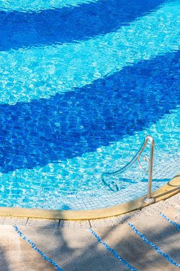 Otel otelinde yüzme havuzunun güzel manzarası