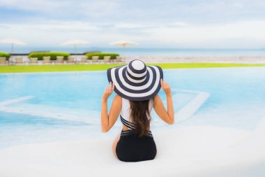 Güzel Asyalı genç kadınların portresi. Gülümseyin. Rahatlayın.