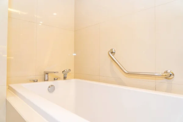 Üres fehér fürdőkád dekoráció belső WC — Stock Fotó