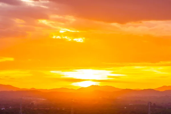 Schöne Landschaft mit Sonnenaufgang oder Sonnenuntergang über den Bergen — Stockfoto