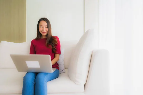 Porträt schöne junge asiatische Frauen mit Computer-Laptop auf so — Stockfoto