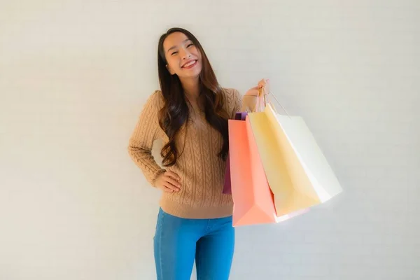 Portret mooie jonge aziatische vrouwen gelukkig glimlachen met winkelen b — Stockfoto