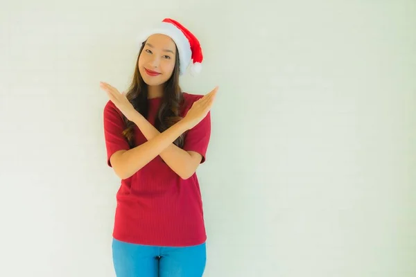 Retrato hermosa joven asiático mujeres usando santa sombrero para celeb —  Fotos de Stock