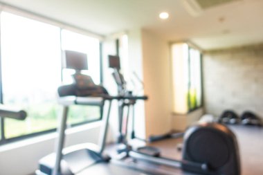 Beden eğitimi odasının içi spor malzemeleriyle dolu.