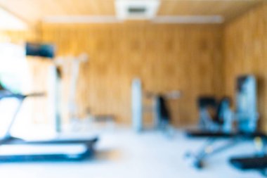 Beden eğitimi odasının içi spor malzemeleriyle dolu.