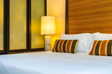 Yatak dekorasyonunda beyaz rahat yastık.