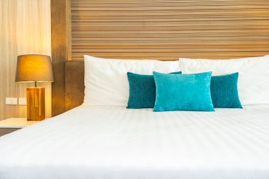 Yatak dekorasyonunda beyaz rahat yastık.