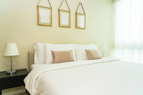 Branco travesseiro confortável na cama decoração interior — Fotografia de Stock