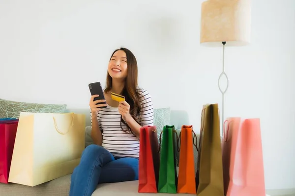 Retrato hermosa joven asiático mujeres con tarjeta de crédito móvil pho — Foto de Stock