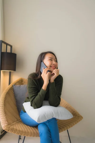 Retrato hermosa joven asiático mujeres usando hablando de teléfono móvil — Foto de Stock