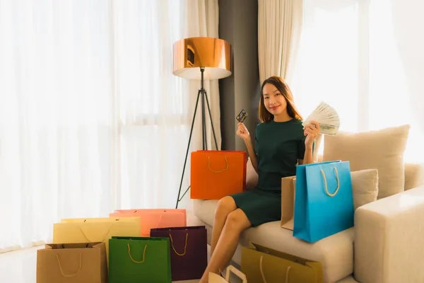 Retrato hermosa joven asiático mujeres utilizando ordenador portátil o sm — Foto de Stock