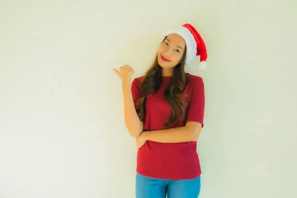 Retrato bonito jovem asiático mulheres vestindo santa chapéu para celebridade — Fotografia de Stock