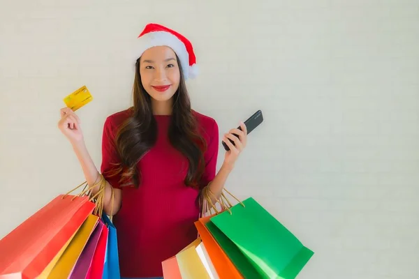 Portret mooie jonge aziatische vrouwen dragen kerstmis santa hoed wi — Stockfoto
