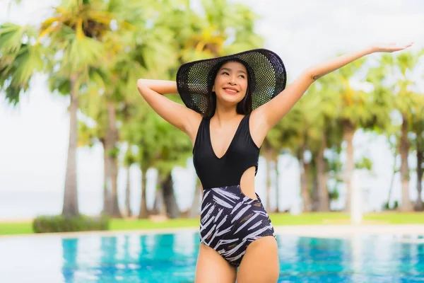 Retrato bonito jovem asiático mulheres feliz sorriso relaxar em torno de sw — Fotografia de Stock