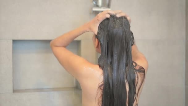 Séquences Belle Jeune Femme Asiatique Prenant Une Douche — Video