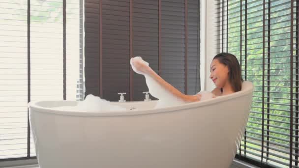 Metraje Hermosa Mujer Asiática Tomando Baño Casa — Vídeo de stock
