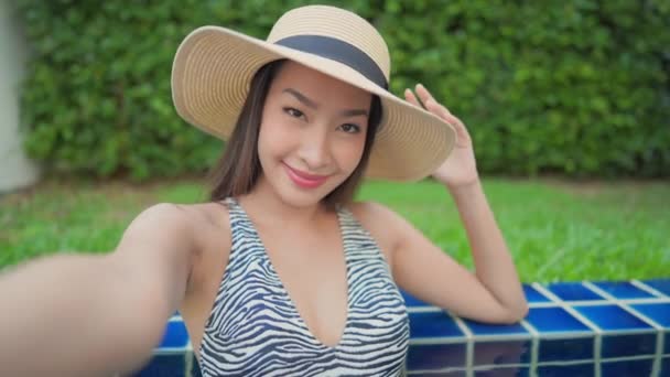 Riprese Bella Donna Asiatica Rilassante Piscina Hotel — Video Stock