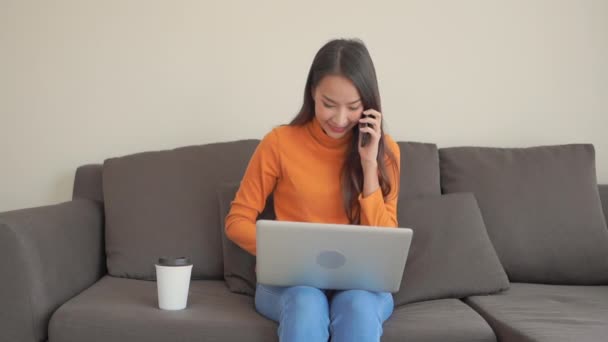 Beeldmateriaal Van Aziatische Vrouw Werken Met Laptop Thuis — Stockvideo