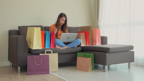 Beeldmateriaal Van Mooie Aziatische Vrouw Het Maken Van Shopping Thuis — Stockvideo