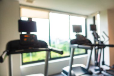 Beden eğitimi odasının içi spor malzemeleriyle dolu.