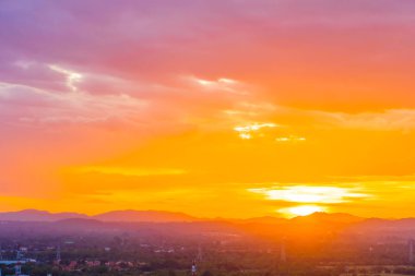 Güneşin doğuşuyla ya da dağda günbatımıyla güzel bir manzara