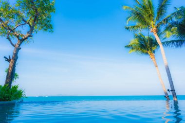 Oteldeki yüzme havuzunun güzel manzarası.