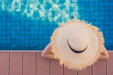 Güzel, genç Asyalı kadınlar mutlu gülüşler açık havada yüzüyorlar.