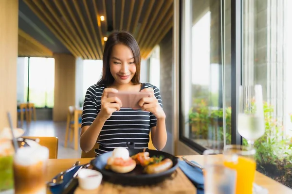 Portrait beautiful young asian women smile happy in restaurant a — Stock Photo, Image