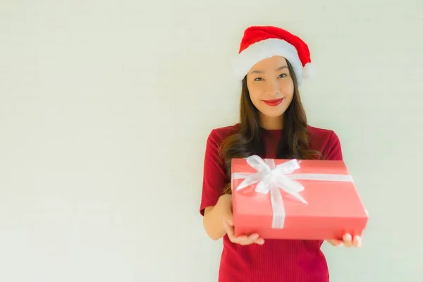 Portrait belle jeune asiatique femmes portent santa chapeau à Noël — Photo