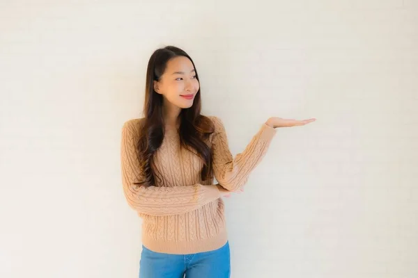 Retrato bonito jovem asiático mulheres sorriso feliz em muitos ação — Fotografia de Stock