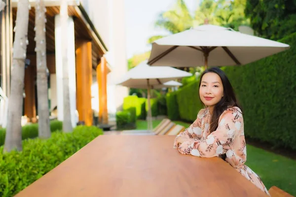 Portrett vakre unge asiatiske kvinner glade smil utendørs – stockfoto