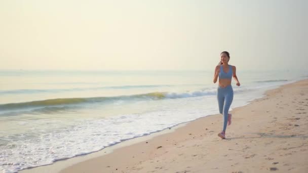 Metraje Hermosa Mujer Asiática Orilla Del Mar Durante Las Vacaciones — Vídeos de Stock