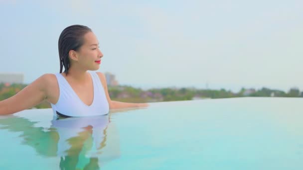 Footage Beautiful Asian Woman Relaxing Pool Hotel — 비디오