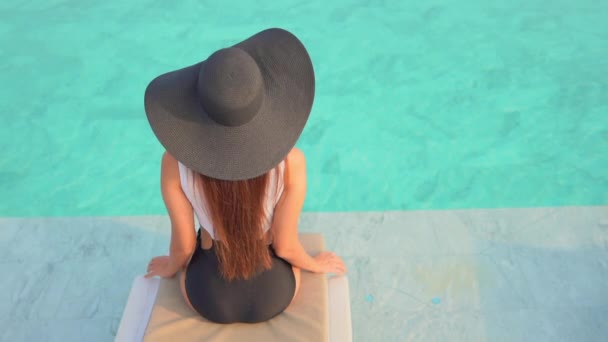 Footage of beautiful asian woman relaxing in pool in hotel — Stock Footage Footage Beautiful Asian Woman Relaxing Pool Hotel Stock Footage
