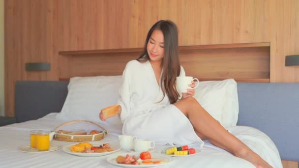 Footage Beautiful Asian Woman Drinking Coffee While Taking Breakfast Bed — 비디오