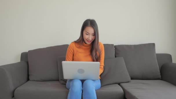 Imagens Mulher Asiática Trabalhando Com Laptop Casa — Vídeo de Stock