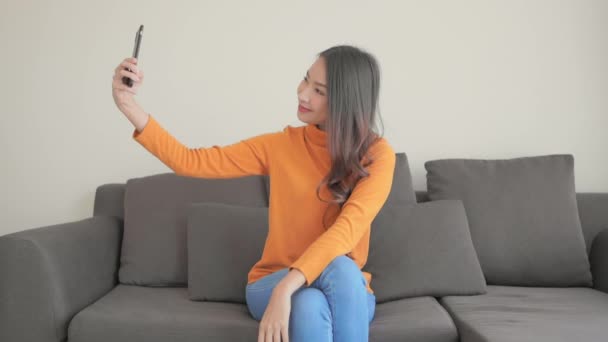Beeldmateriaal Van Mooie Aziatische Vrouw Met Behulp Van Smartphone Thuis — Stockvideo