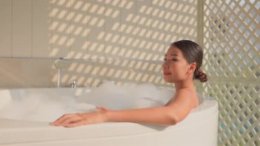 Güzel Asyalı kadının evde banyo yaptığı görüntüler.