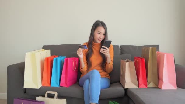 Beeldmateriaal Van Mooie Aziatische Vrouw Het Maken Van Shopping Thuis — Stockvideo