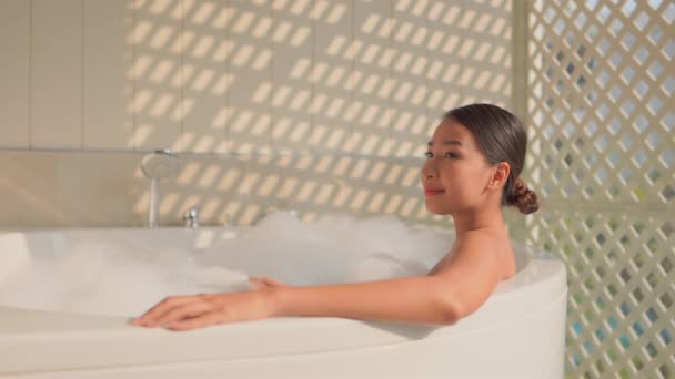 Filmmaterial Von Schön Asiatisch Frau Taking Bath Home — Stockvideo