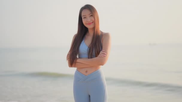 Záběry Krásné Asijské Ženy Pobřeží Během Dovolené — Stock video
