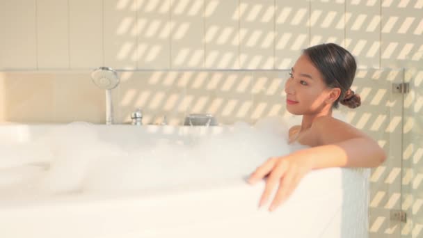 Séquences Belle Femme Asiatique Prenant Bain Maison — Video