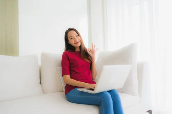 Портрет красивые молодые азиатские женщины с помощью компьютера ноутбука на так — стоковое фото